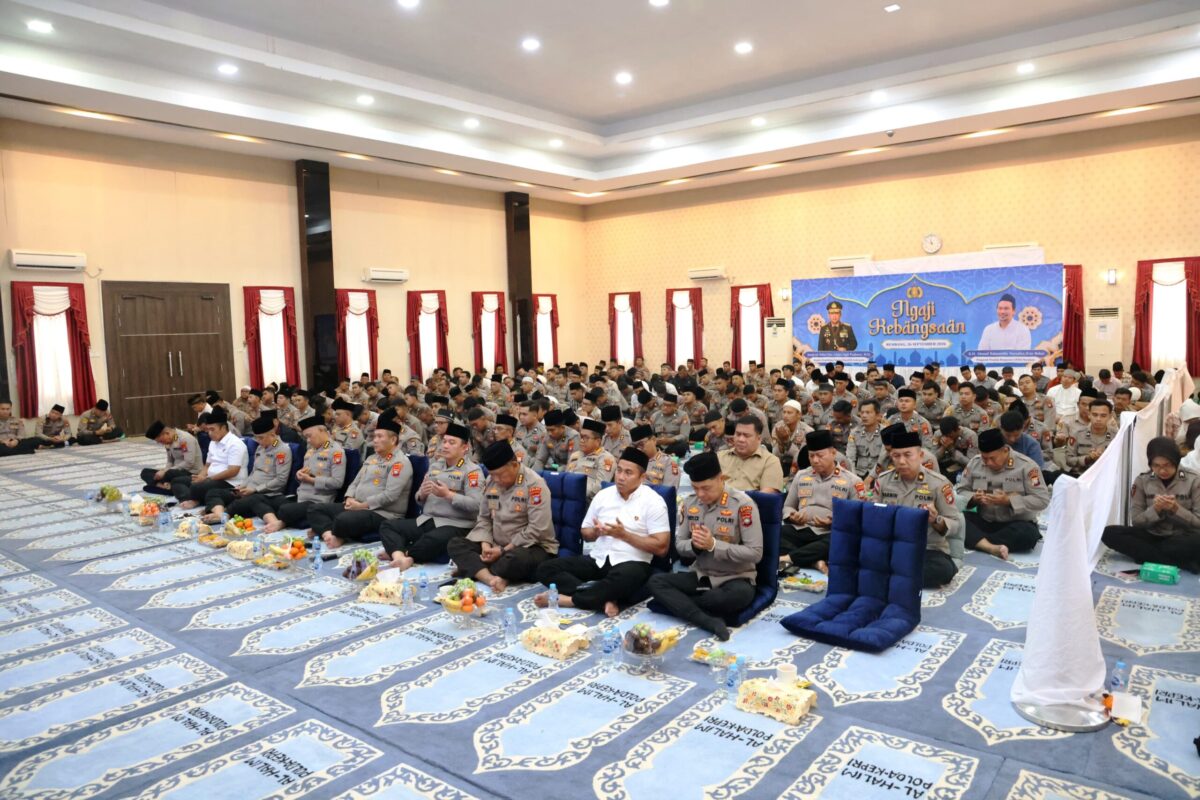 Ngaji Kebangsaan yang diikuti jajaran Polda Kepri bersama Kapolri dan ulama K.H. Ahmad Bahauddin Nursalim atau Gus Baha secara virtual dari Gedung Lancang Kuning (GLK) Polda Kepri, Sabtu (26/9/2026). Foto: Humas Polda Kepri
