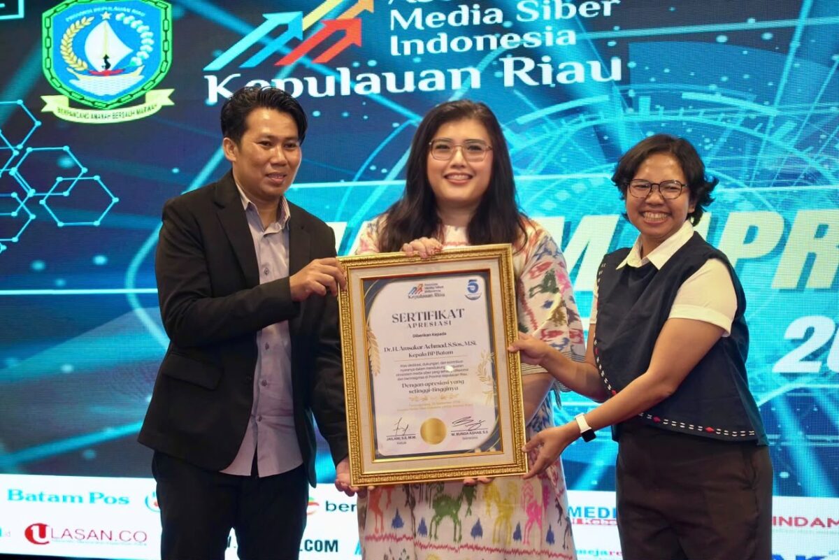 AMSI Kepri menyerahkan apresiasi tersebut dalam malam Apresiasi HUT ke-5 AMSI Kepri di Nite & Day Laguna Hotel Tanjungpinang, Sabtu (26/9/2026). Foto:Istimewa