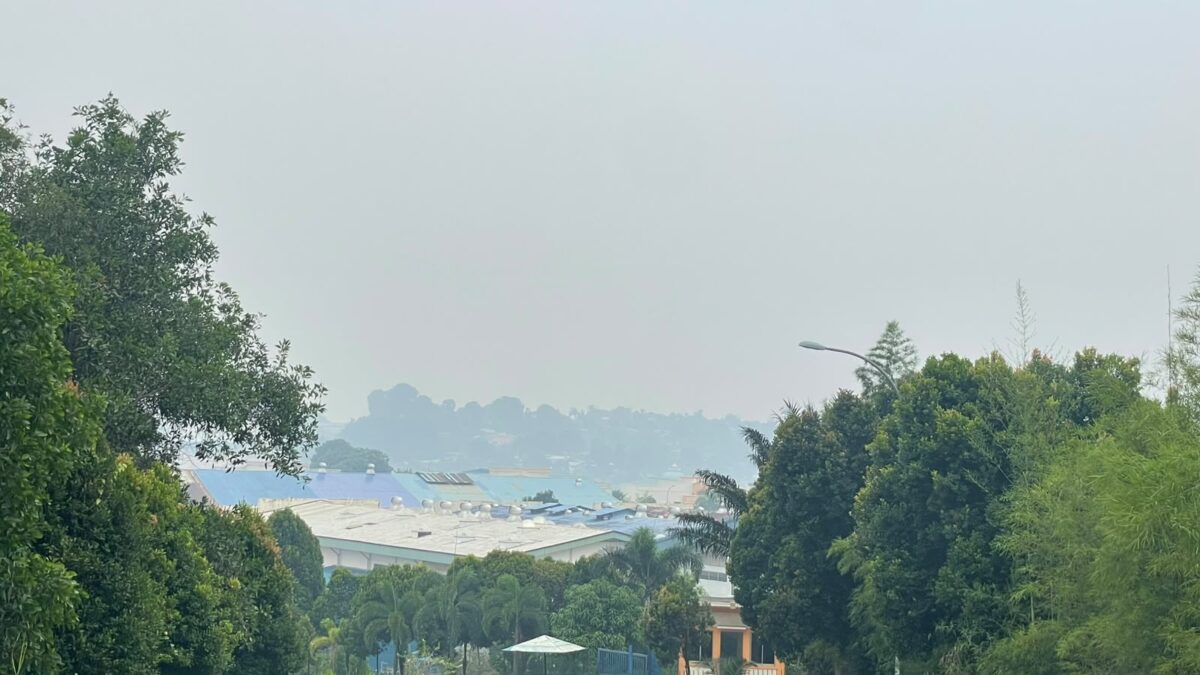 Kabut asap masih terlihat di sejumlah ruas jalan dan kawasan permukiman Kota Batam pada Senin (28/9/2026). Foto:El/matapedia