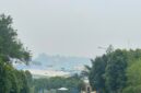 Kabut asap masih terlihat di sejumlah ruas jalan dan kawasan permukiman Kota Batam pada Senin (28/9/2026). Foto:El/matapedia