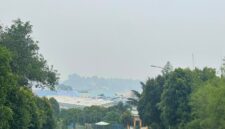Kabut asap masih terlihat di sejumlah ruas jalan dan kawasan permukiman Kota Batam pada Senin (28/9/2026). Foto:El/matapedia