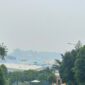 Kabut asap masih terlihat di sejumlah ruas jalan dan kawasan permukiman Kota Batam pada Senin (28/9/2026). Foto:El/matapedia
