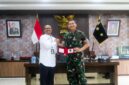 Executive General Manager Pertamina Patra Niaga Regional Sumbagut Fanda Chrismianto bersama jajaran manajemen dengan Panglima Kodam I/Bukit Barisan Mayjen TNI Hendy Antariksa, Senin (28/9/2026). Foto:Istimewa