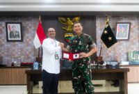 Executive General Manager Pertamina Patra Niaga Regional Sumbagut Fanda Chrismianto bersama jajaran manajemen dengan Panglima Kodam I/Bukit Barisan Mayjen TNI Hendy Antariksa, Senin (28/9/2026). Foto:Istimewa