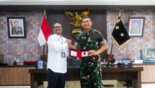 Executive General Manager Pertamina Patra Niaga Regional Sumbagut Fanda Chrismianto bersama jajaran manajemen dengan Panglima Kodam I/Bukit Barisan Mayjen TNI Hendy Antariksa, Senin (28/9/2026). Foto:Istimewa