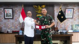 Executive General Manager Pertamina Patra Niaga Regional Sumbagut Fanda Chrismianto bersama jajaran manajemen dengan Panglima Kodam I/Bukit Barisan Mayjen TNI Hendy Antariksa, Senin (28/9/2026). Foto:Istimewa