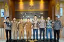 Kepala OJK Provinsi Kepulauan Riau Sinar Danandjaya membahas penguatan ekosistem pembiayaan tersebut dalam audiensi dengan Kepala Dinas Perikanan Kabupaten Natuna Hadi Suryanto, Selasa (29/9/2026). Foto:Istimewa