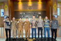 Kepala OJK Provinsi Kepulauan Riau Sinar Danandjaya membahas penguatan ekosistem pembiayaan tersebut dalam audiensi dengan Kepala Dinas Perikanan Kabupaten Natuna Hadi Suryanto, Selasa (29/9/2026). Foto:Istimewa
