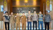 Kepala OJK Provinsi Kepulauan Riau Sinar Danandjaya membahas penguatan ekosistem pembiayaan tersebut dalam audiensi dengan Kepala Dinas Perikanan Kabupaten Natuna Hadi Suryanto, Selasa (29/9/2026). Foto:Istimewa