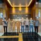 Kepala OJK Provinsi Kepulauan Riau Sinar Danandjaya membahas penguatan ekosistem pembiayaan tersebut dalam audiensi dengan Kepala Dinas Perikanan Kabupaten Natuna Hadi Suryanto, Selasa (29/9/2026). Foto:Istimewa
