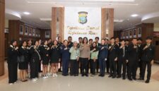 Kabid Humas Polda Kepri Kombes Pol Dr. Nona Pricillia Ohei bersama mahasiswa saat berkunjung ke Polda Kepri, Rabu (30/9/2026). Foto:Humas Polda Kepri