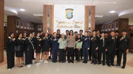 Kabid Humas Polda Kepri Kombes Pol Dr. Nona Pricillia Ohei bersama mahasiswa saat berkunjung ke Polda Kepri, Rabu (30/9/2026). Foto:Humas Polda Kepri