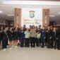 Kabid Humas Polda Kepri Kombes Pol Dr. Nona Pricillia Ohei bersama mahasiswa saat berkunjung ke Polda Kepri, Rabu (30/9/2026). Foto:Humas Polda Kepri