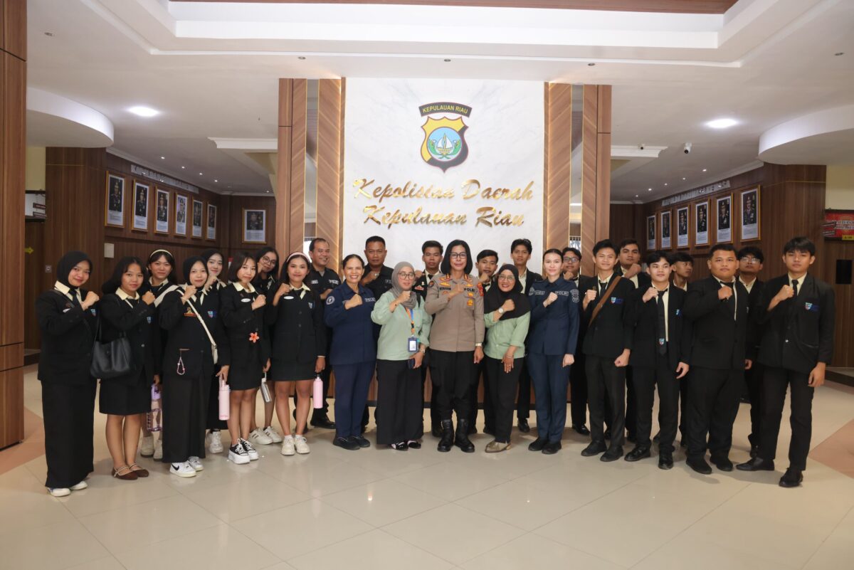 Kabid Humas Polda Kepri Kombes Pol Dr. Nona Pricillia Ohei bersama mahasiswa saat berkunjung ke Polda Kepri, Rabu (30/9/2026). Foto:Humas Polda Kepri