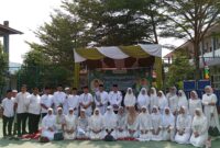 Kepala SMA 17 Bahtiar bersama guru dan ustadz usai Maulid Nabi pada Rabu (2/9/2026). Foto:Rega/matapedia
