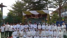 Kepala SMA 17 Bahtiar bersama guru dan ustadz usai Maulid Nabi pada Rabu (2/9/2026). Foto:Rega/matapedia