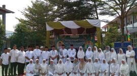 Kepala SMA 17 Bahtiar bersama guru dan ustadz usai Maulid Nabi pada Rabu (2/9/2026). Foto:Rega/matapedia