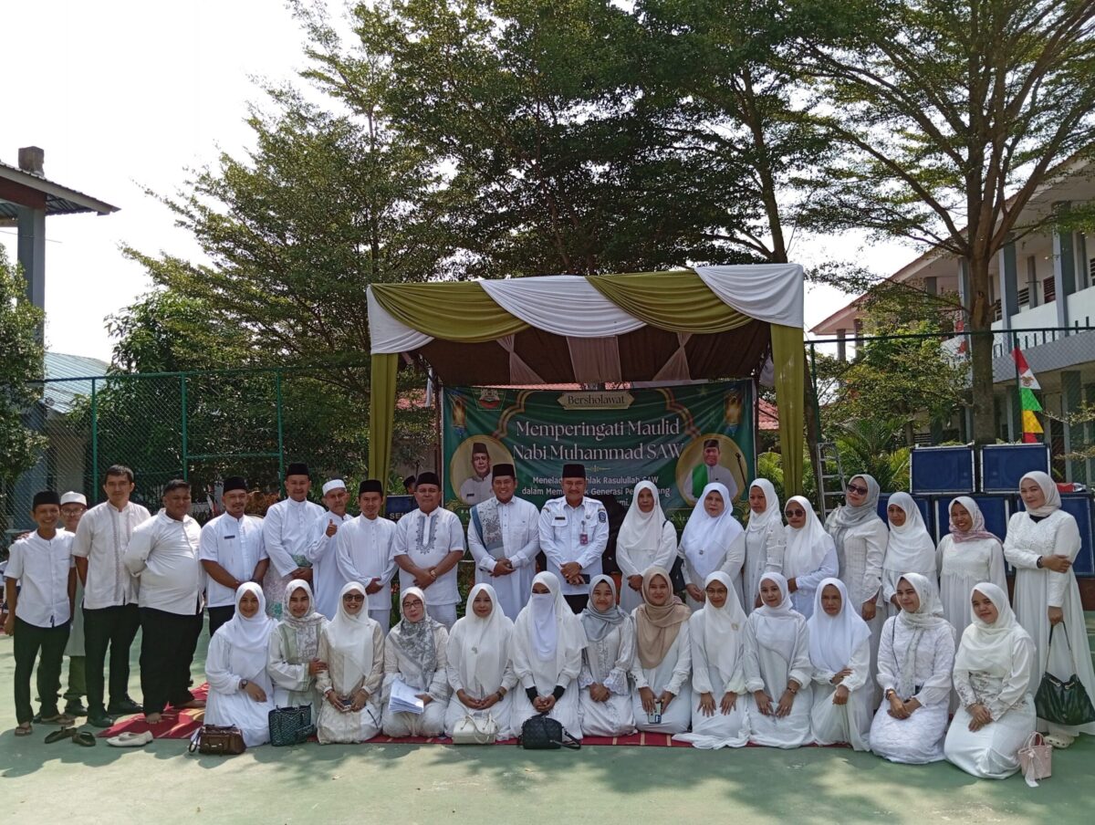Kepala SMA 17 Bahtiar bersama guru dan ustadz usai Maulid Nabi pada Rabu (2/9/2026). Foto:Rega/matapedia