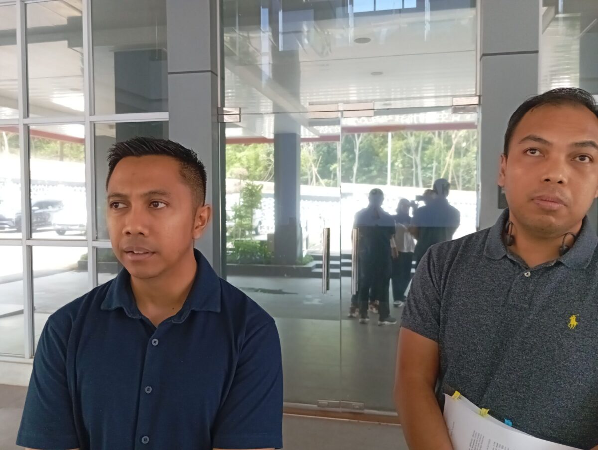 Kuasa hukum Konsumen mobil mewah Rionaldo Putra dan Adex usai keluar di kantor Direktorat Reserse Kriminal Umum Polda Kepri, Rabu (2/9/2026). Foto:matapedia