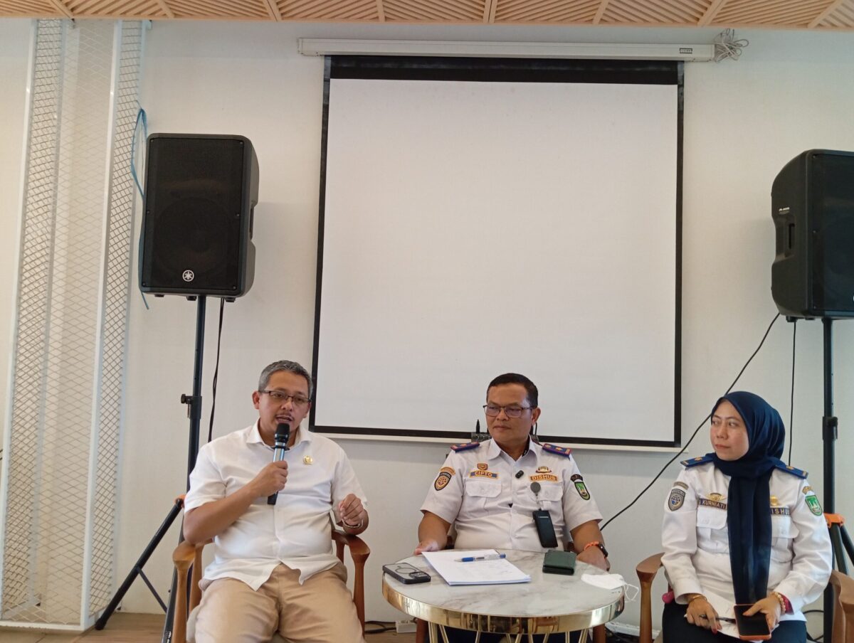 Anggota Komisi III DPRD Kota Batam dari Fraksi PKS, Suryanto dan Dishub Batam saat memberikan keterangan pers, Senin (7/9/2026). Foto:Rega/matapedia