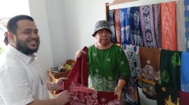 Area Manager Communication, Relations & CSR Sumbagut Pertamina Patra Niaga, Fahrougi Andriani Sumampouw bersama pelaku UMKM batik di Batam, Senin (14/9/2026). Foto:Rega/matapedia