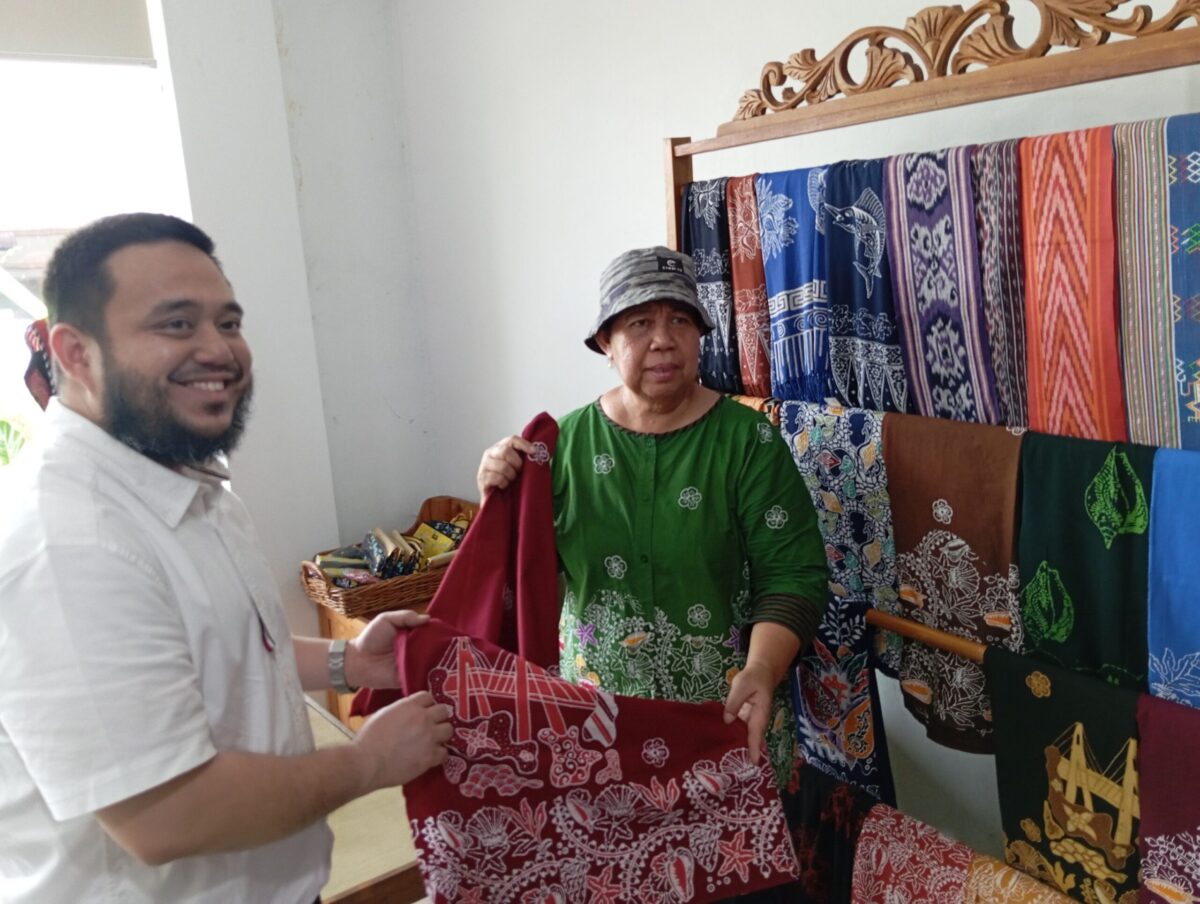 Area Manager Communication, Relations & CSR Sumbagut Pertamina Patra Niaga, Fahrougi Andriani Sumampouw bersama pelaku UMKM batik di Batam, Senin (14/9/2026). Foto:Rega/matapedia