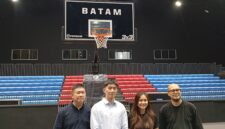 Ketua Persatuan Bola Basket Seluruh Indonesia (PERBASI) Kota Batam, Junico tengah saat bersama panitia, Selasa (15/9/2026). Foto:Rega/matapedia