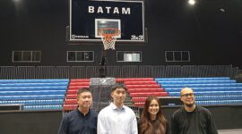 Ketua Persatuan Bola Basket Seluruh Indonesia (PERBASI) Kota Batam, Junico tengah saat bersama panitia, Selasa (15/9/2026). Foto:Rega/matapedia