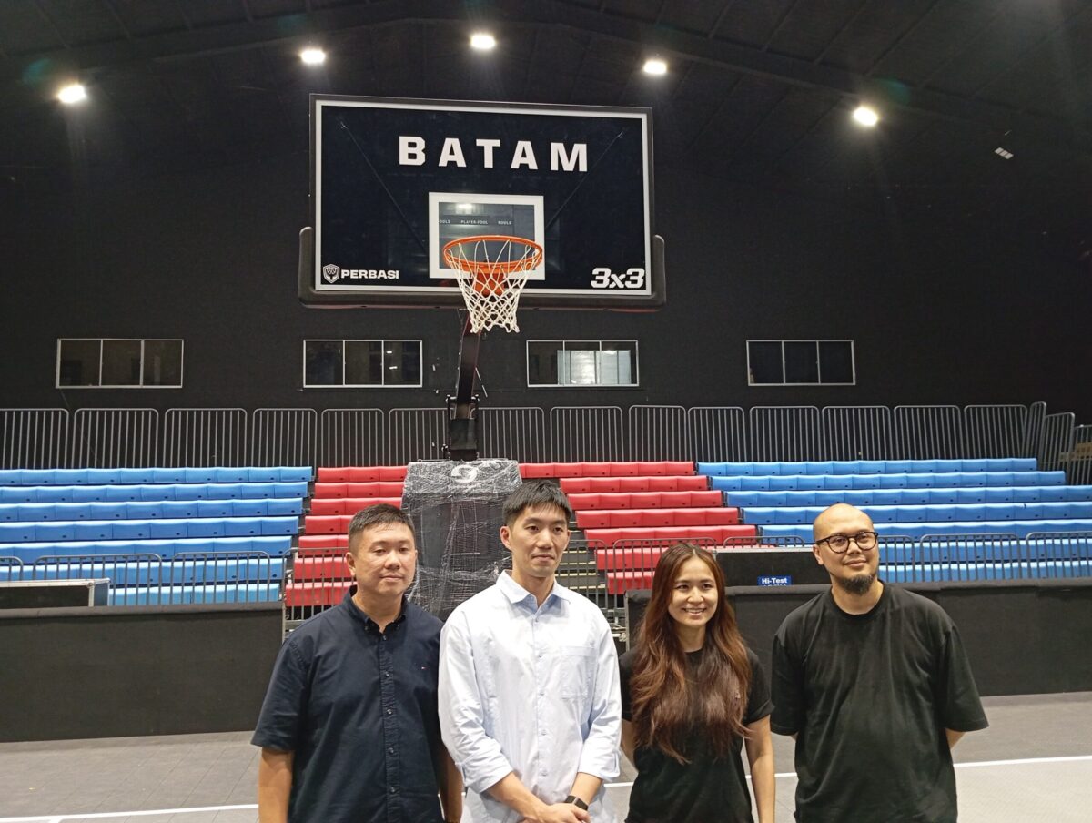 Ketua Persatuan Bola Basket Seluruh Indonesia (PERBASI) Kota Batam, Junico tengah saat bersama panitia, Selasa (15/9/2026). Foto:Rega/matapedia