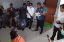 Tersangka saat peragakan peristiwa dugaan pembunuhan anak di Bengkong, Selasa (22/9/2026). Foto:Rega/matapedia