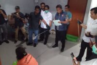 Tersangka saat peragakan peristiwa dugaan pembunuhan anak di Bengkong, Selasa (22/9/2026). Foto:Rega/matapedia