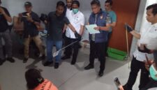 Tersangka saat peragakan peristiwa dugaan pembunuhan anak di Bengkong, Selasa (22/9/2026). Foto:Rega/matapedia