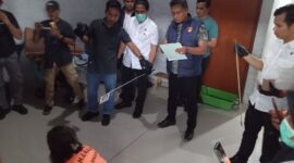 Tersangka saat peragakan peristiwa dugaan pembunuhan anak di Bengkong, Selasa (22/9/2026). Foto:Rega/matapedia