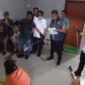Tersangka saat peragakan peristiwa dugaan pembunuhan anak di Bengkong, Selasa (22/9/2026). Foto:Rega/matapedia