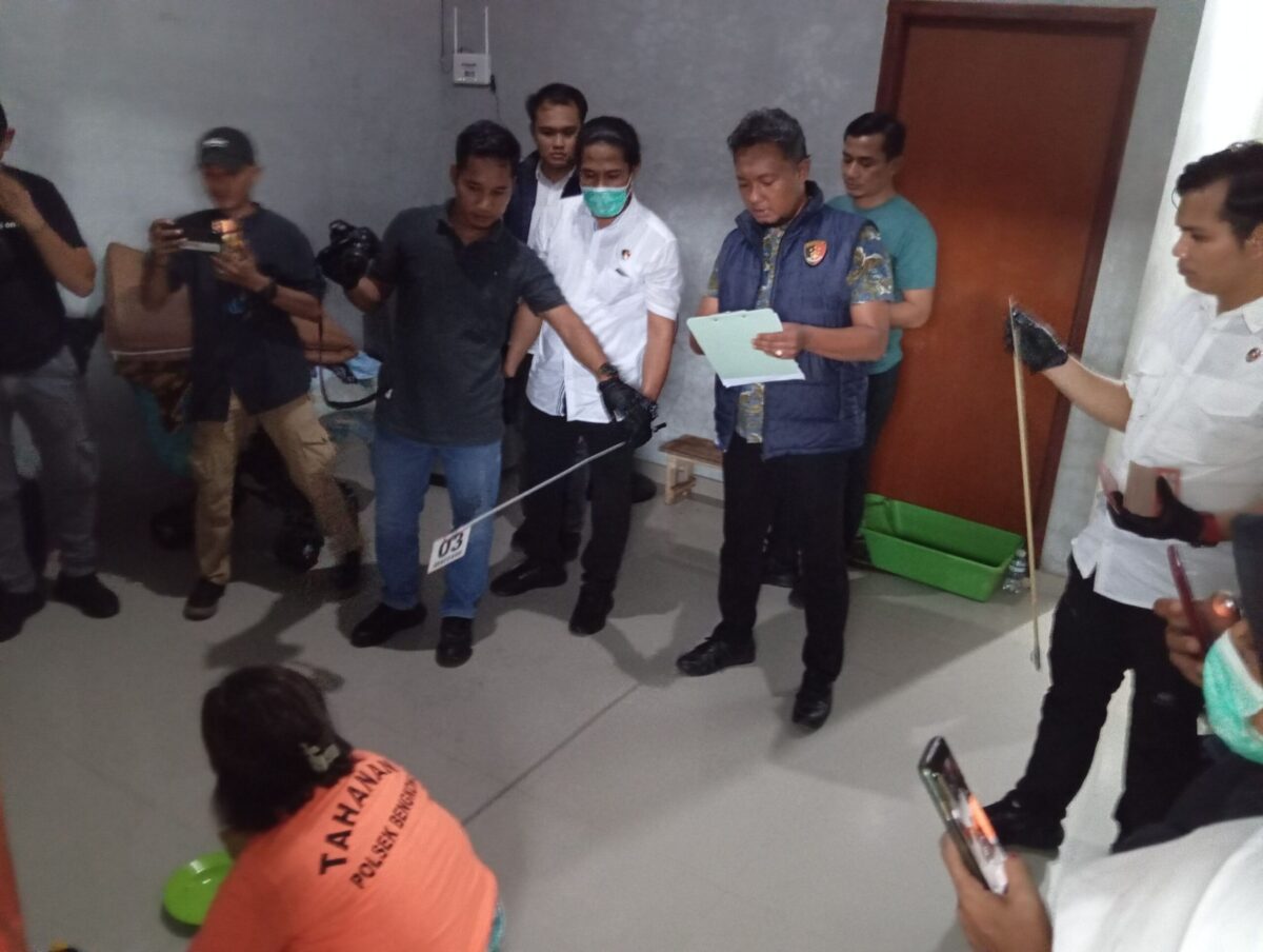 Tersangka saat peragakan peristiwa dugaan pembunuhan anak di Bengkong, Selasa (22/9/2026). Foto:Rega/matapedia