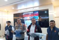 Polisi menunjukan barang bukti tersangka kasus pembakaran hutan di Tembesi, Selasa (22/9/2026). Foto:Rega/matapedia