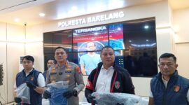Polisi menunjukan barang bukti tersangka kasus pembakaran hutan di Tembesi, Selasa (22/9/2026). Foto:Rega/matapedia