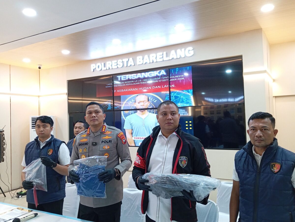 Polisi menunjukan barang bukti tersangka kasus pembakaran hutan di Tembesi, Selasa (22/9/2026). Foto:Rega/matapedia