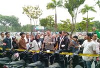 Kapolresta Barelang Kombes Pol Anggoro Wicaksono saat melihatkan barang bukti curanmor yang akan diambil warga, Selasa (22/9/2026). Foto:Rega/matapedia