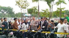Kapolresta Barelang Kombes Pol Anggoro Wicaksono saat melihatkan barang bukti curanmor yang akan diambil warga, Selasa (22/9/2026). Foto:Rega/matapedia
