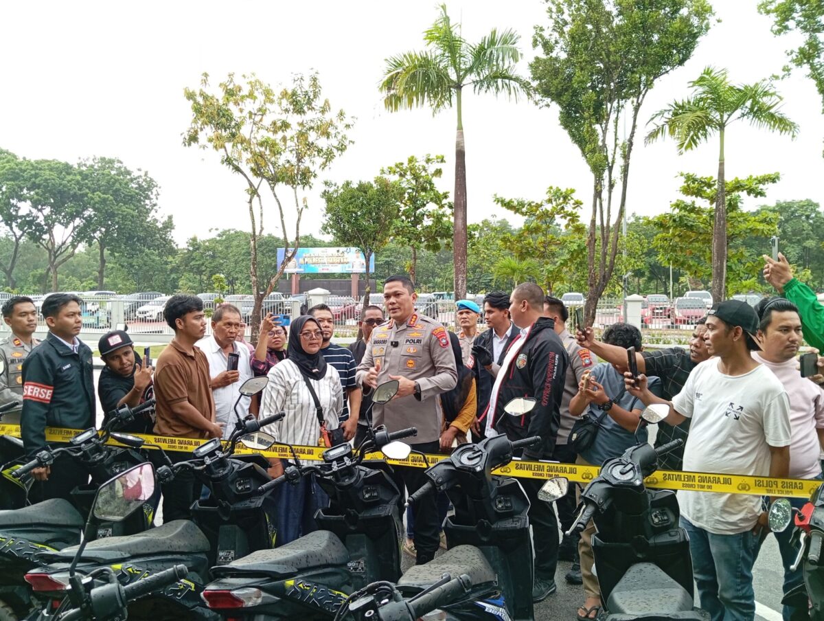 Kapolresta Barelang Kombes Pol Anggoro Wicaksono saat melihatkan barang bukti curanmor yang akan diambil warga, Selasa (22/9/2026). Foto:Rega/matapedia