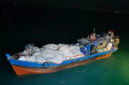 Kapal kayu KM Cahaya Al Khair tak bisa melanjutkan perjalanan setelah dihentikan Tim Satgas Patroli Laut Bea Cukai Batam di perairan sekitar Pulau Mubut, Barelang, Rabu (26/8) dini hari. Foto:Istimewa