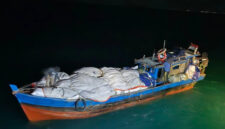 Kapal kayu KM Cahaya Al Khair tak bisa melanjutkan perjalanan setelah dihentikan Tim Satgas Patroli Laut Bea Cukai Batam di perairan sekitar Pulau Mubut, Barelang, Rabu (26/8) dini hari. Foto:Istimewa
