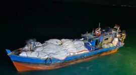 Kapal kayu KM Cahaya Al Khair tak bisa melanjutkan perjalanan setelah dihentikan Tim Satgas Patroli Laut Bea Cukai Batam di perairan sekitar Pulau Mubut, Barelang, Rabu (26/8) dini hari. Foto:Istimewa