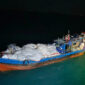 Kapal kayu KM Cahaya Al Khair tak bisa melanjutkan perjalanan setelah dihentikan Tim Satgas Patroli Laut Bea Cukai Batam di perairan sekitar Pulau Mubut, Barelang, Rabu (26/8) dini hari. Foto:Istimewa