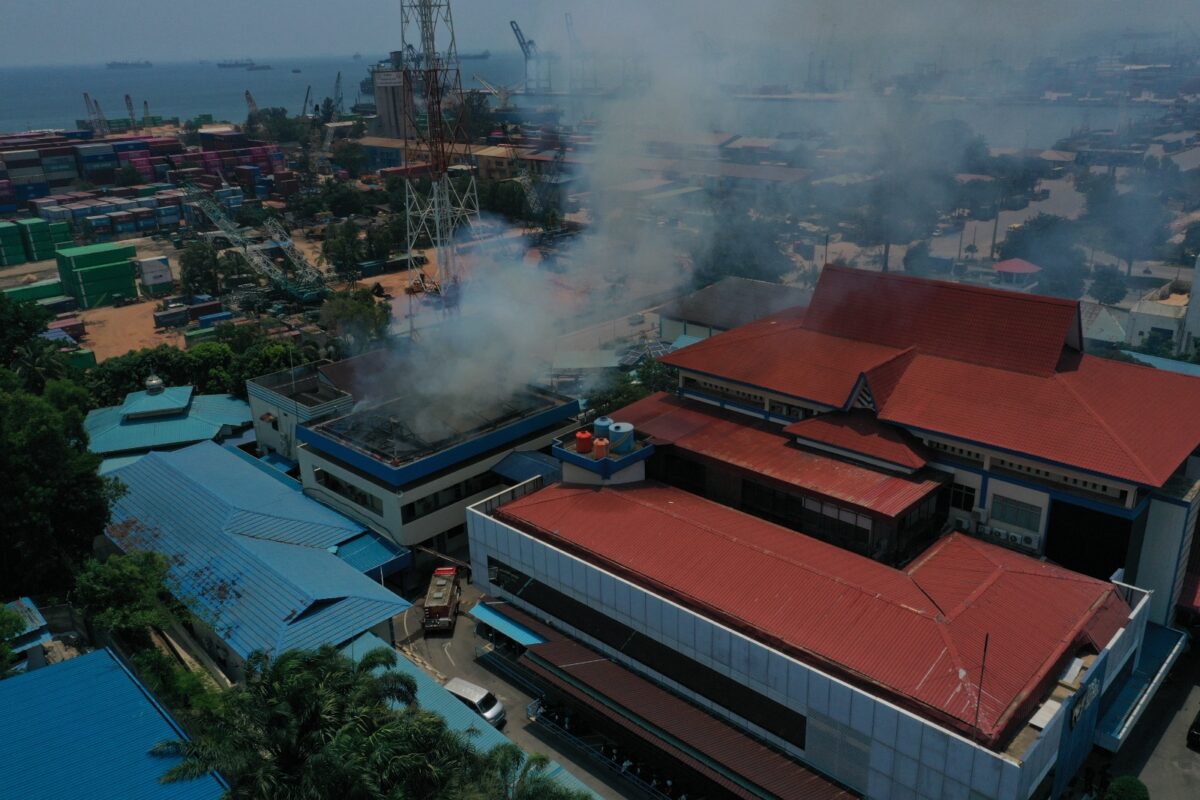 Asap hitam tiba-tiba membubung dari atap gedung bagian belakang Kantor Pelayanan Utama Bea dan Cukai Tipe B Batam di Batu Ampar, Kamis (3/9/2026). Foto:Istimewa