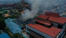 Asap hitam tiba-tiba membubung dari atap gedung bagian belakang Kantor Pelayanan Utama Bea dan Cukai Tipe B Batam di Batu Ampar, Kamis (3/9/2026). Foto:Istimewa