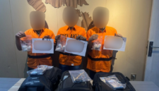 Tiga tersangka diamankan petugas. Foto:Dok. Bea Cukai Batam