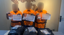 Tiga tersangka diamankan petugas. Foto:Dok. Bea Cukai Batam