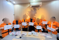 Terduga pelaku saat diamankan Bea Cukai Batam. Foto:Istimewa